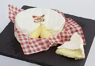 Film plastique de fromage industriel reprenant le motif des tissus vichy