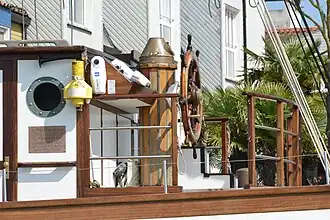 La passerelle avec la barre à roue du Marité.