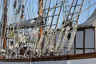 Détails de L’accastillage du Marité, écoutes, ou cordages de manœuvre, les poulies et les haubans.