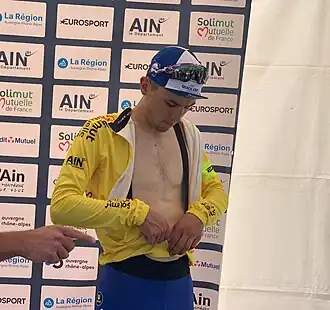 Andrea Bagioli, vainqueur de la première étape, endosse le maillot jaune.