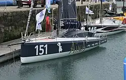 Vu de l'avant, le bateau amarré au ponton.