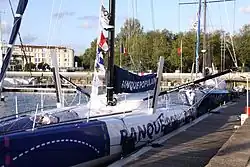 Un bateau de course à quai