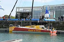 Le monocoque aux couleurs de Made in Midi à quai sous le regard des visiteurs