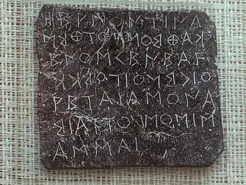 Inscription oraculaire sur lamelle de plomb, Dodone, fin du VIe&nbsp;siècle&nbsp;av. J.-C. Musée archéologique de Ioannina.