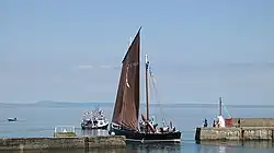 Le Reaper quittant Port Seton. Les fifies comme celui-ci étaient utilisés pour la pêcher au large de la côte écossaise des années 1850 jusqu'au XXe&nbsp;siècle.