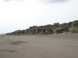 blockhaus renversés sur la plage de Leffrinckoucke en France.