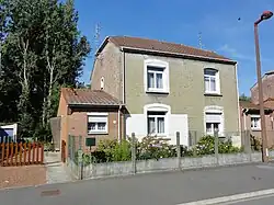 La cité au sud de la fosse.