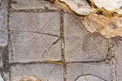 Carreaux de terre cuite striés.