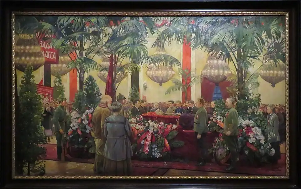 Isaak Brodsky, Devant le cercueil du chef - Salle des colonnes de la Maison des syndicats. 1925, huile sur toile, 124 x 208 cm. Moscou, Musée d’Etat d’histoire. C’est la deuxième version du tableau. Les personnes identifiables sont, au centre du tableau, au dessus du cercueil de Lénine : sa veuve, N. K. Kroupskaïa ; à gauche : L. B. Kamenev et G. E. Zinoviev ; à droite : F. E. Dzerjinski, partiellement caché par J. V. Staline, M. I. Kalinine, un inconnu, A. I. Rykov, I. E. Roudzoutak, N. I. Boukharine, partiellement caché par le feuillage d’une couronne, et, derrière les fleurs, M. I. Oulianova, sœur cadette de Lénine. Au premier plan, de dos : Un inconnu et A. I. Elizarova, sœur ainée de Lénine ; de profil : A. S. Enoukidzé et S. S. Kamenev.