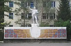 Statue de Lénine à Kotchkor, symbole du soleil levant