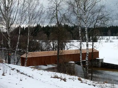 Pont vu depuis la route.