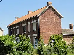 Des habitations groupées par deux.