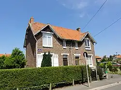 Des habitations groupées par deux construites en parpaings.