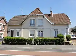 Des habitations groupées par deux.