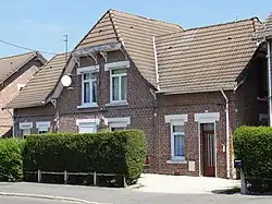 Des habitations groupées par deux.