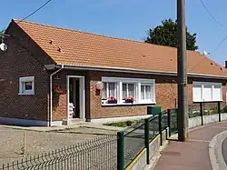 Des habitations post-Nationalisation groupées par deux.