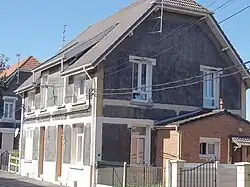 Des habitations groupées par deux.