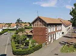 Des habitations groupées par deux et un coron.