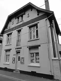 Presbytère inscrit aux MH.