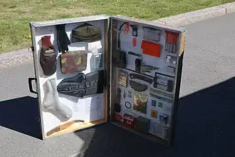 Contenu du kit de survie des pilotes de l'armée finlandaise.