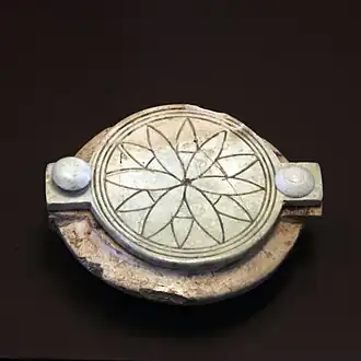 Boîte à fard lenticulaire en ivoire, Ougarit, XIIIe&nbsp;siècle&nbsp;av. J.-C. Musée du Louvre.