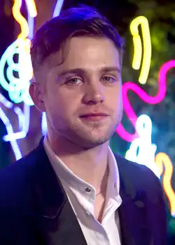 Description de l'image Leo Woodall 2024 Emmys 05 (cropped).png.