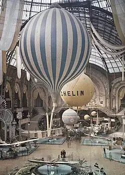 Exposition aéronautique au Grand Palais, Paris, 1909, lors du premier Salon de l'aéronautique.