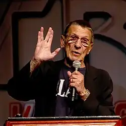 Leonard Nimoy en 2011, faisant un salut vulcain.