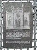 Plaque commémorative pour la synagogue détruite.