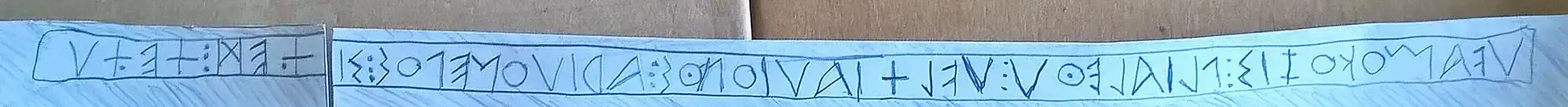 Inscription épigraphique mise au jour à flanc de colline, au sein du faubourg comense de Prestino di Como, dans l'agglomération occidentale de la ville de Côme, en Lombardie,.