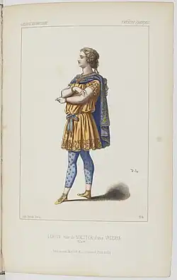 Homme de 3/4, bras croisés, en tunique orangée avec ceinture, cape et collants de jambe, tous de couleur bleu et or.