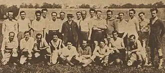 De gauche à droite, au 3e rang : Roger Pradat, Buchon, Straboni. Codin ; au 2e rang : Mignaton. Vincent. Boudina, Harikian, M. Charles Griffiths. Lotka, Jacoby, Cornenflost, Villes Le Coz, Oliviéri, Carraux: assis ; Marion, Louis Darques, Jean Batmale. Dufau, Lacoste, Naef Graud, Caries, Issouli. A noter que Le Coz est lieutenant de vaisseau.