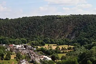 Vue de Saint-Léonard-des-Bois et du Haut-Fourché en arrière-plan.