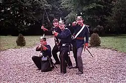 Figurants du film Les Alsaciens ou les Deux Mathilde coiffés de casques à pointe allemand