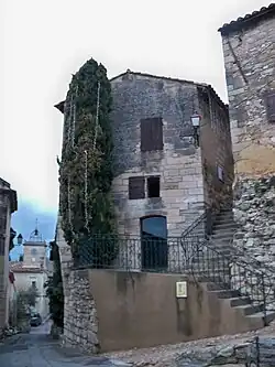 Photographie d'un bâtiment de pierre à deux étages.