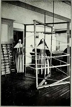 religieuses en train d'utiliser un ourdissoir manuel vertical. photo noir et blanc