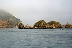 Les îlots des Burons et en arrière-plan le phare de Sercq.