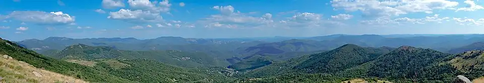 Vue des Cévennes vers l'est à 1&nbsp;000&nbsp;m d'altitude depuis la départementale D329 à la serre de la Toureille.