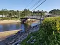 Pont piétonnier voisin du pont de la route 138 enjambant la rivière des Escoumins au village.