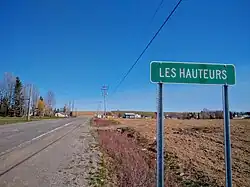 Entrée du village de Les Hauteurs sur la route 298.