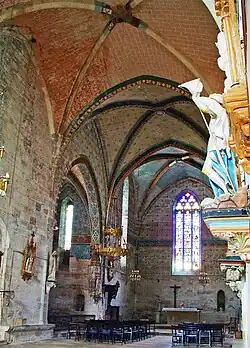 La nef vers le chœur et une chapelle.