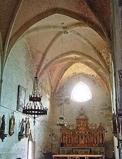 La nef vers l'ouest avec le retable.