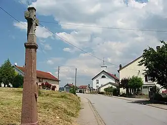 Croix de chemin dans le centre.