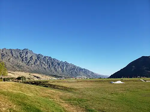 Vue des Remarkables d'un arrêt de bus à Frankton, Otago, Nouvelle-Zélande