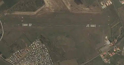 Aérodrome des Sables d'Olonne le 09 avril 2010 avec une piste enrobée 06/24 et une piste en herbe parallèle
