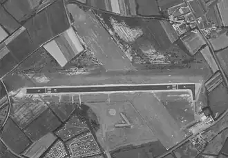 Aérodrome des Sables d'Olonne le 10 août 1977 avec une piste enrobée 07/25 et une piste en herbe parallèle