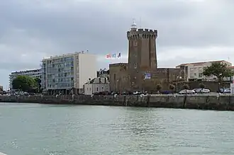 Le Phare de La Chaume vu du Quai René Guiné.