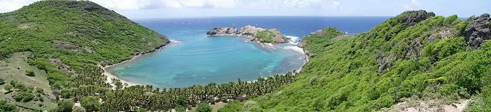 L'îlet des Roches percées fermant la baie de Pompierre, vu du sommet des Crètes à Terre-de-Haut