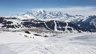 Les Saisies vues du Mont Bisanne. Au fond le Mont Blanc.
