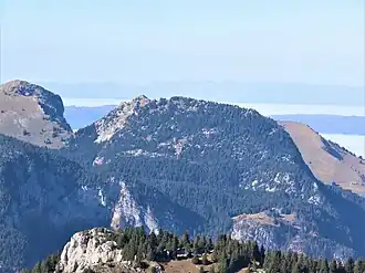 Le rocher des Tampes depuis le roc des Tours au sud-est.